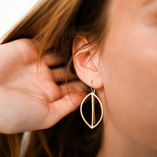Bazylia Outline Leaf hook Earrings White Gold Bazylia Outline Leaf hook Earrings White Gold