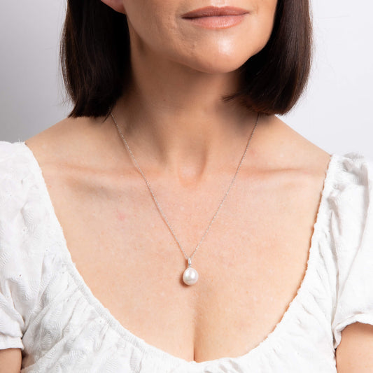 9ct White Gold White Topaz Baroque Pearl Drop Pendant 9ct White Gold White Topaz Baroque Pearl Drop Pendant 9ct White Gold White Topaz Baroque Pearl Drop Pendant 9ct White Gold White Topaz Baroque Pearl Drop Pendant