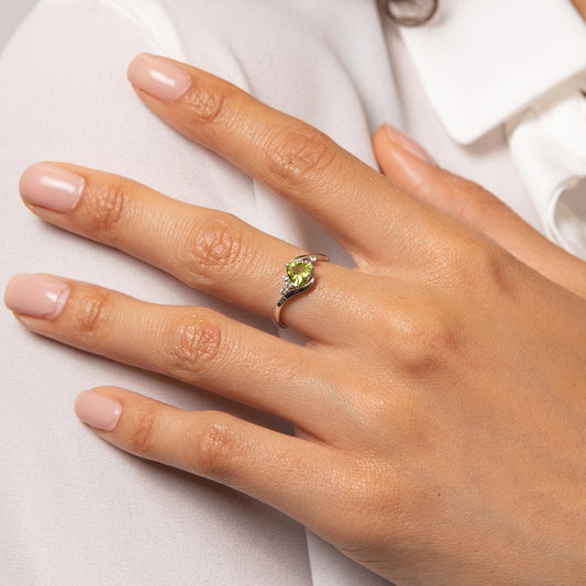 9ct White Gold Trillion Shape Peridot Ring White Gold 9ct White Gold Trillion Shape Peridot Ring White Gold