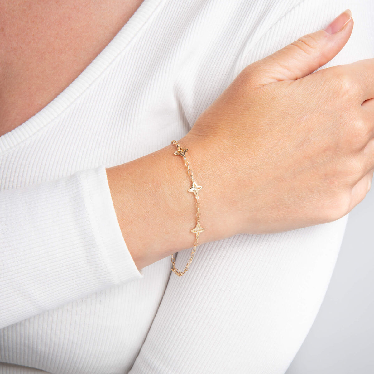 9ct Yellow Gold Textured Flower Station Bracelet