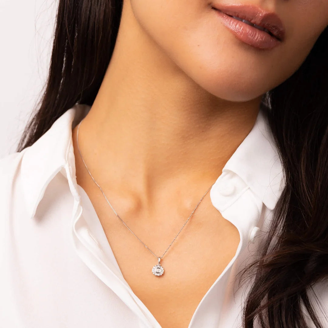 9ct White Gold LÕInfini Diamond Circle Pendant