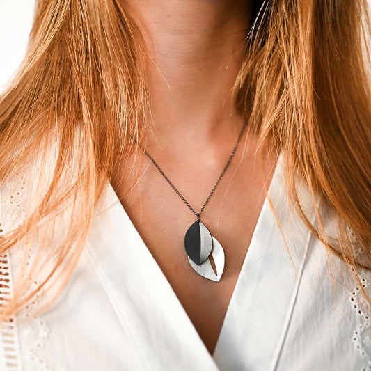Bazylia Stygian Midrib Duo Leaf Pendant White Gold